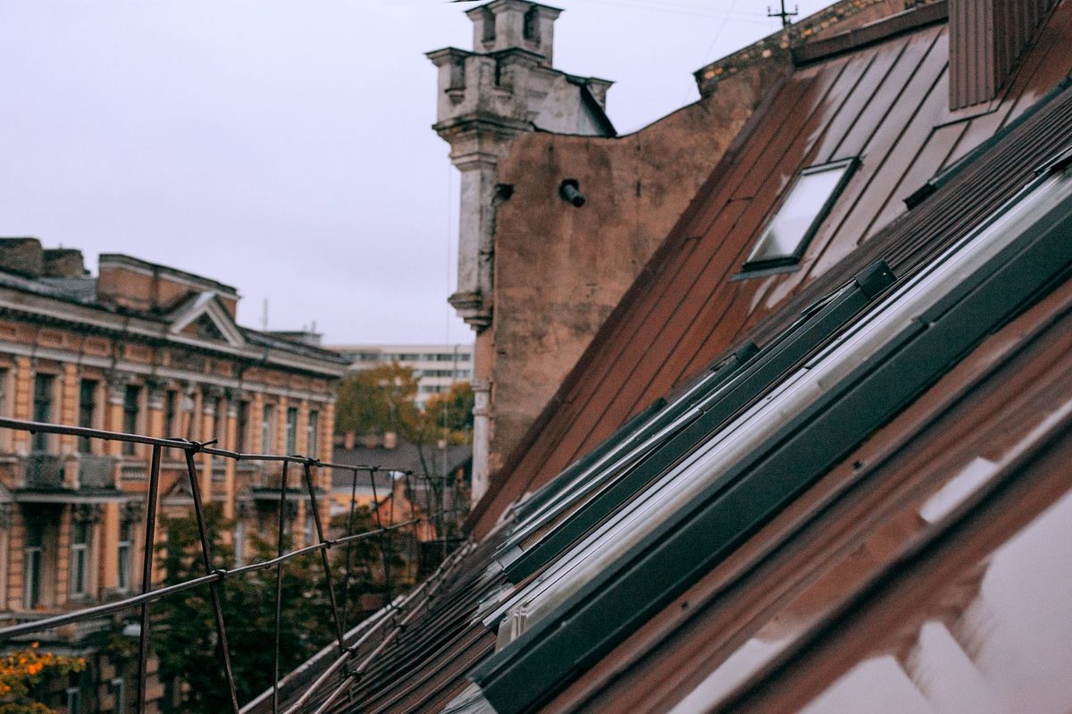 Hnedá falcovaná krytina na mestskom dome