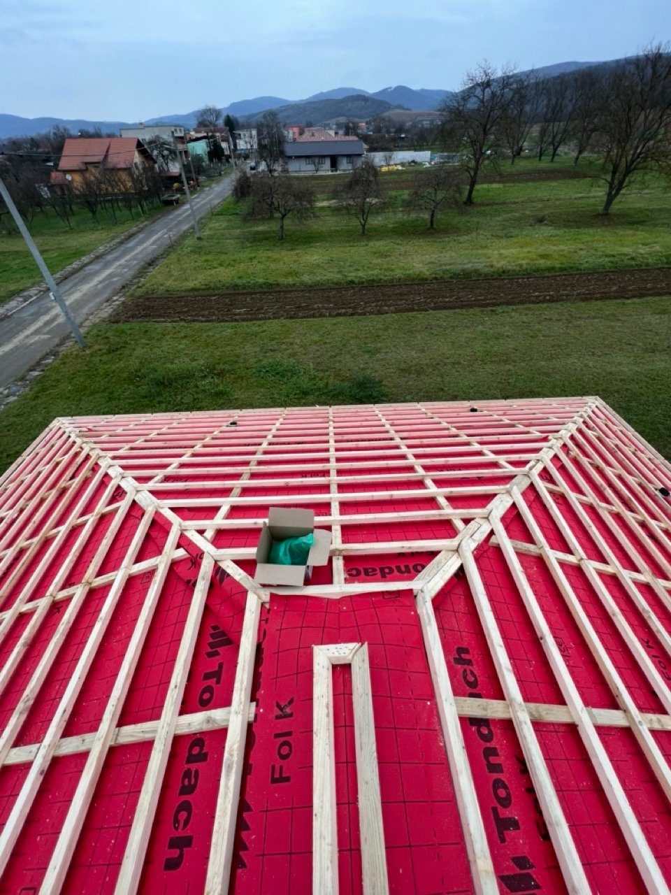 Latovanie a poistná hydroizolácia na valbovej streche