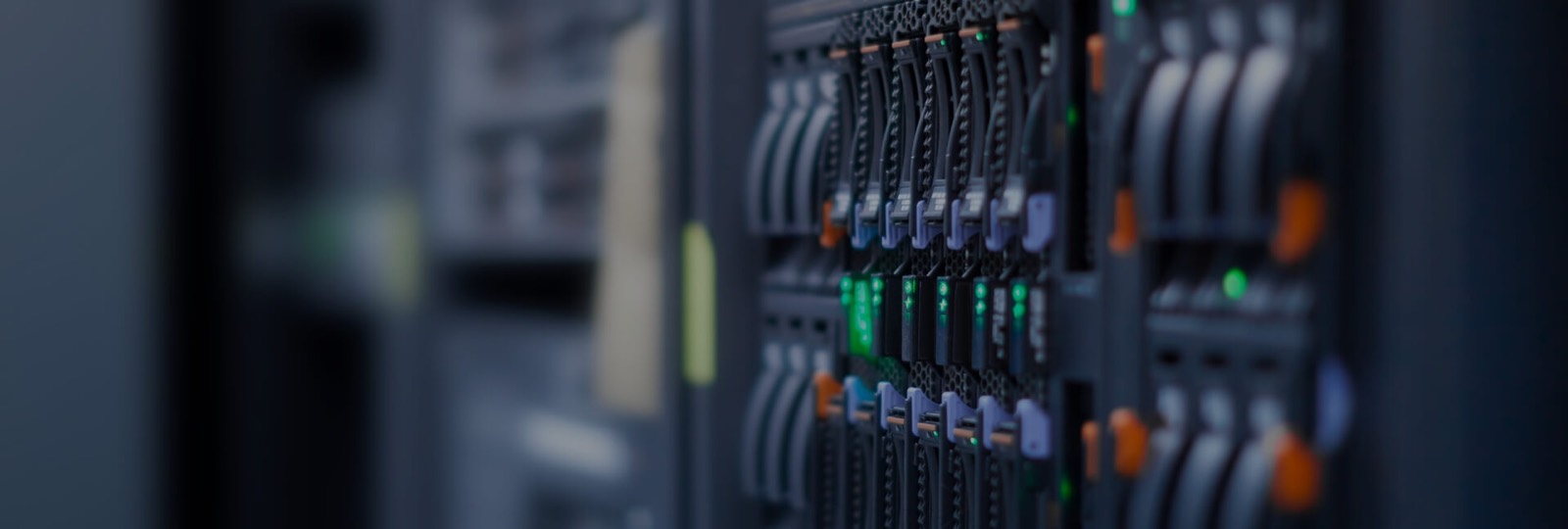 Serverové racky a UPS Delta v serverovni — záložné napájanie pre kritickú infraštruktúru EZ-PROFINAL SK