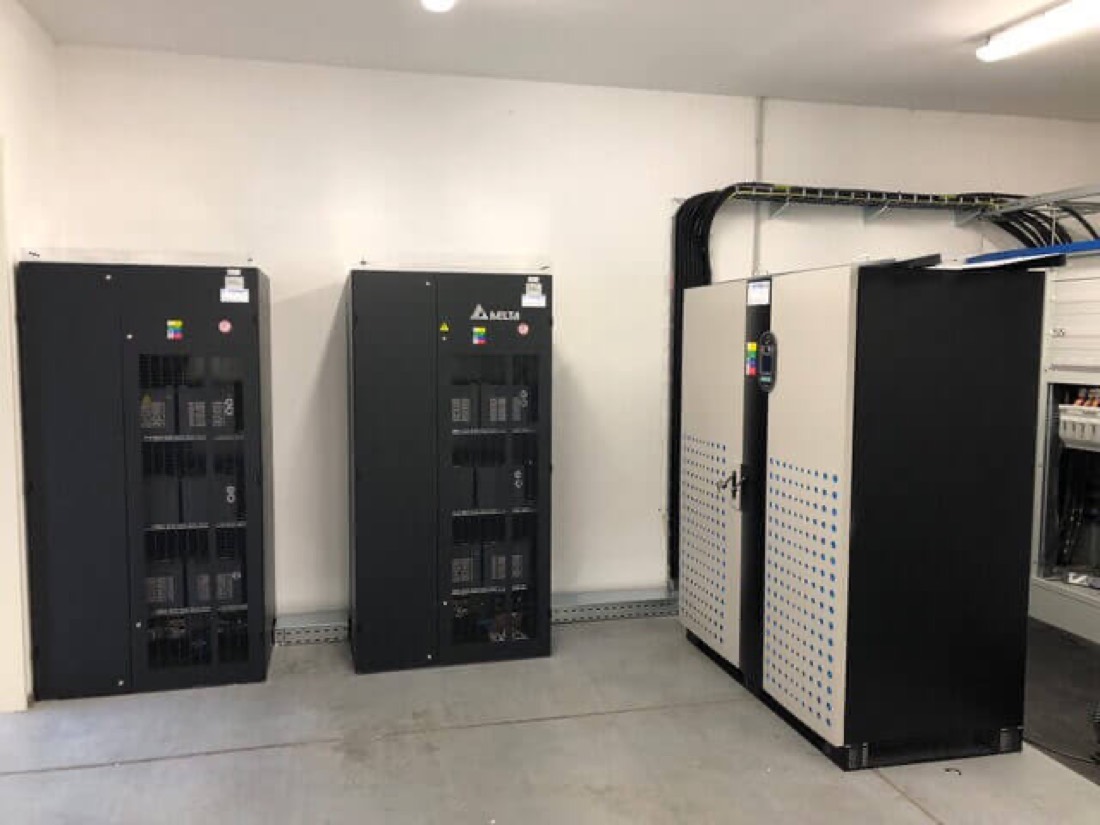 Inštalácia Delta UPS v serverovni — záložné napájanie pre dátové centrum EZ-PROFINAL