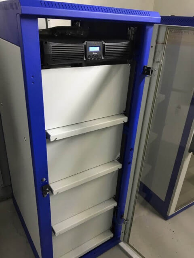 Technik pri inštalácii UPS v rackovej skrini