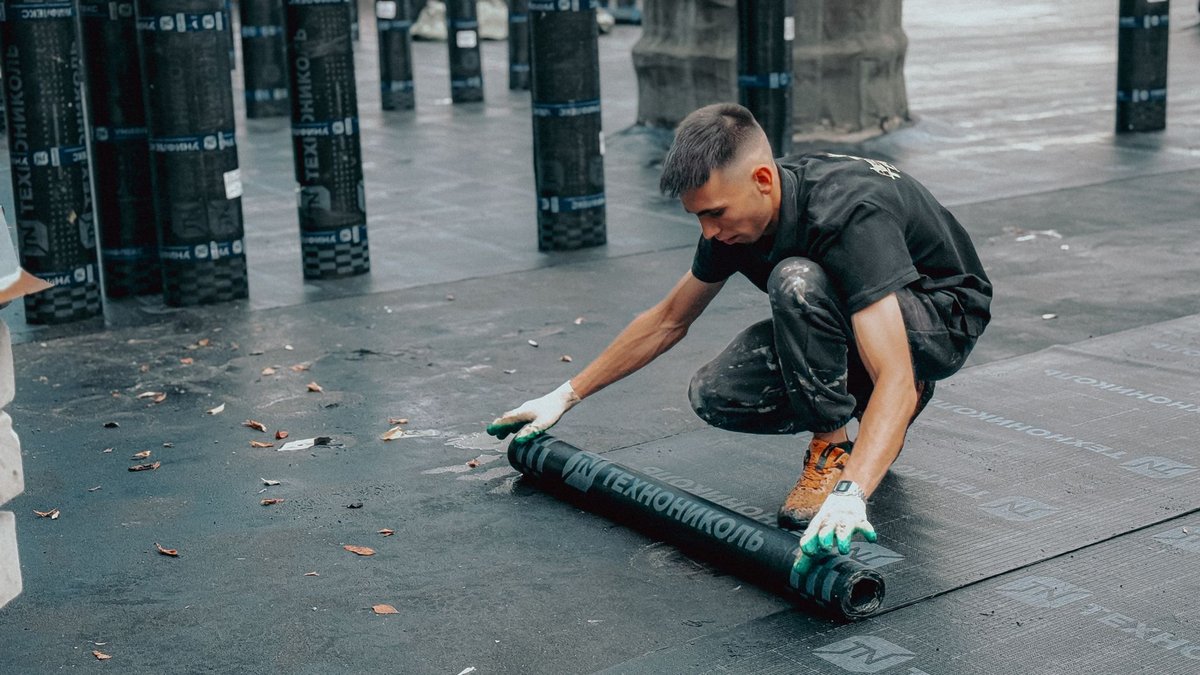 Pokládka asfaltovej hydroizolácie na plochej streche
