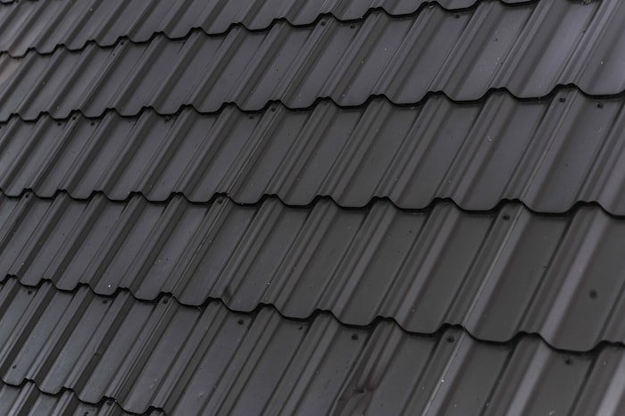 Detail tmavej plechovej krytiny